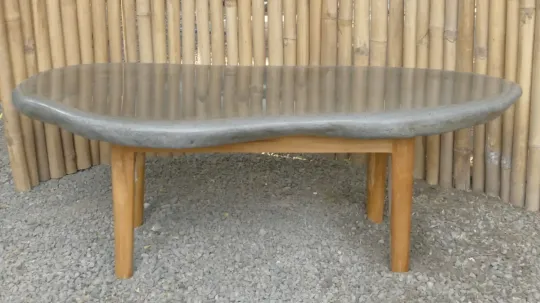 Tisch aus Riverstone mit Holzfüßen. Größe ca. 118x81,5x38 cm 